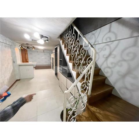 富恒大廈半閣地鋪