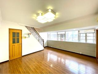 鴻基大廈高層正複式連天台